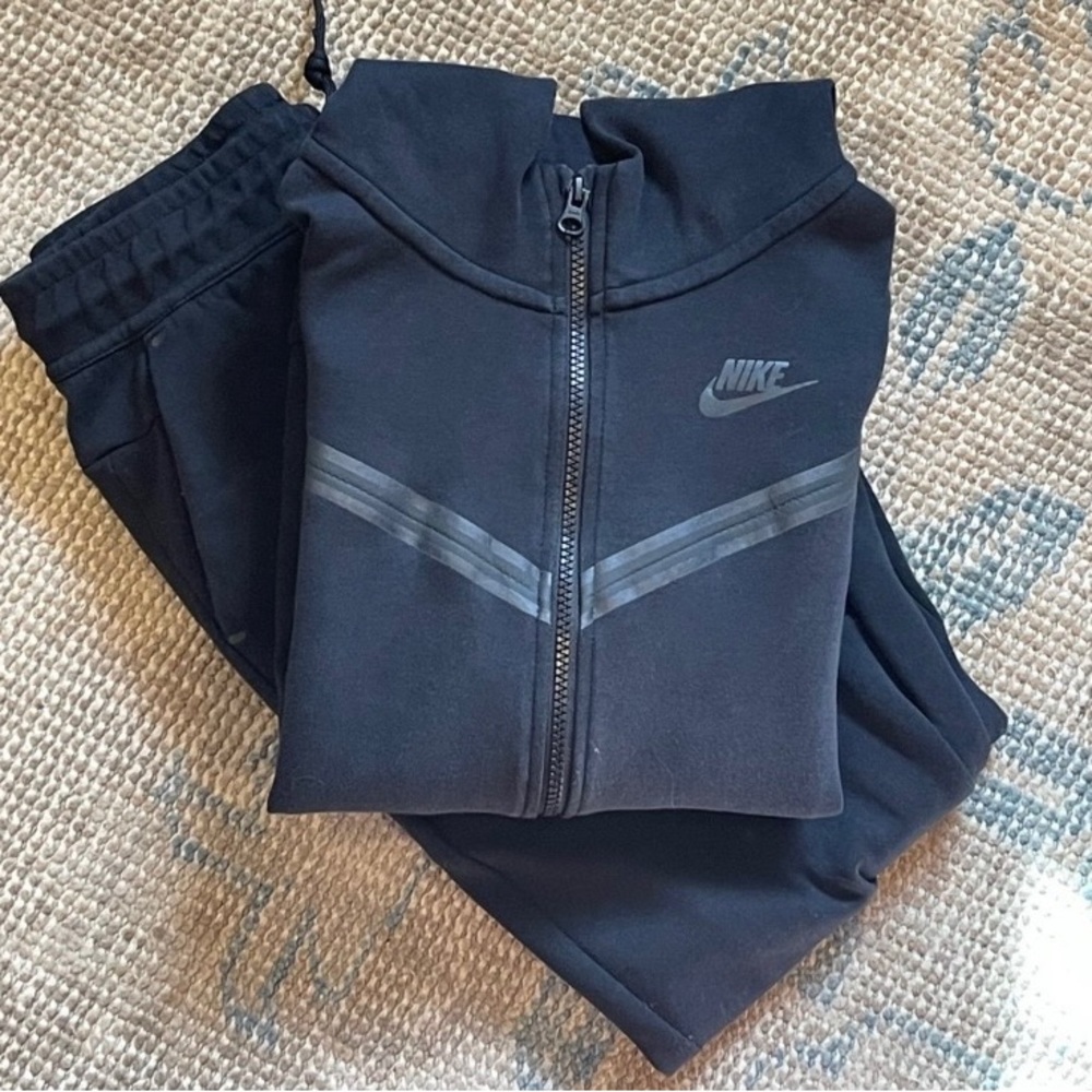 Nike tech boys jogger and jacket size L used condition